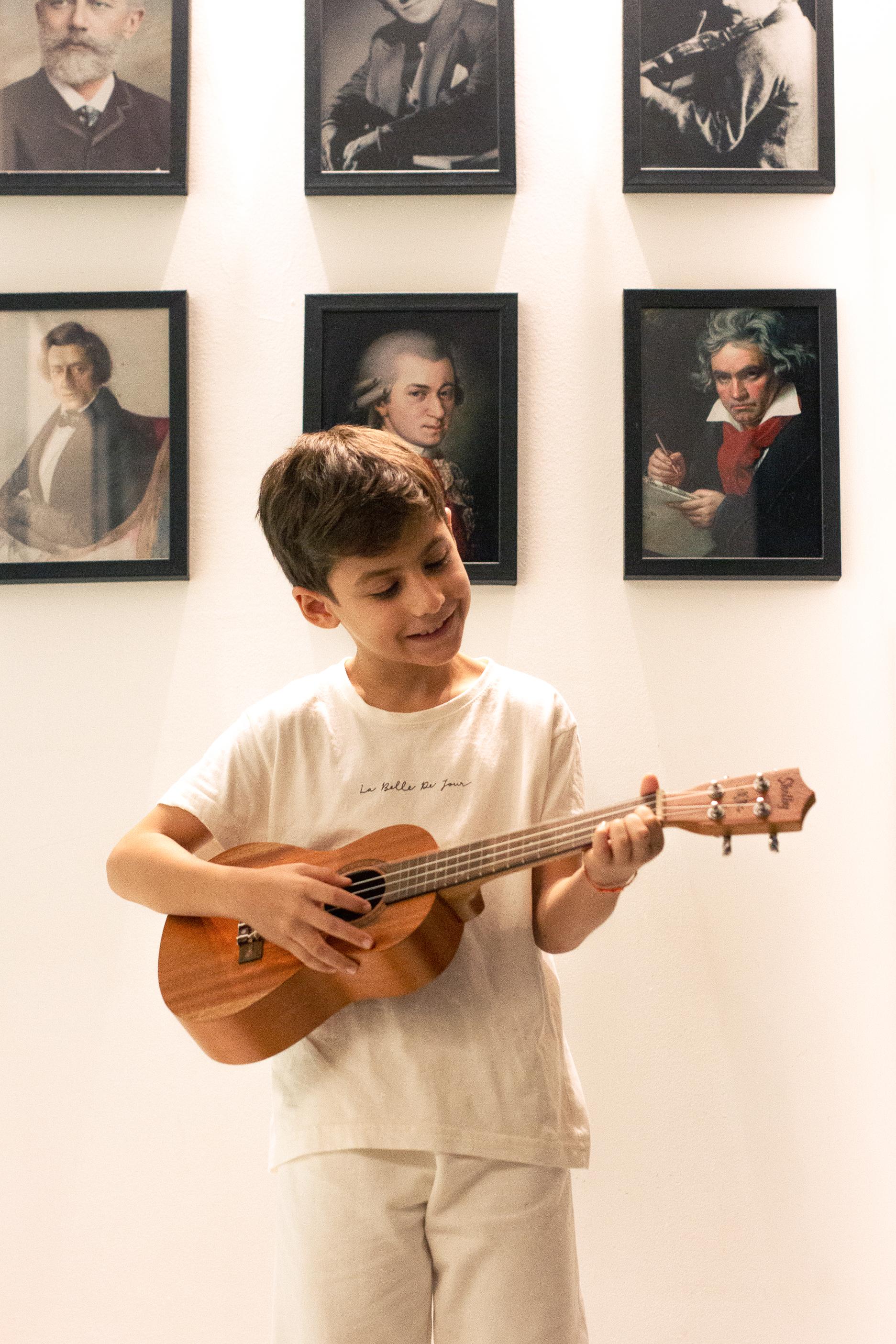 Menino tocando violão